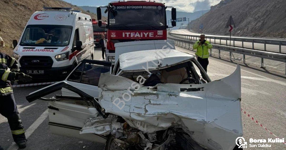 "Denizli'de Feci Kaza: Honaz Tüneli Çıkışında Otomobil Kamyona Ok Gibi Saplandı" başlıklı haber için