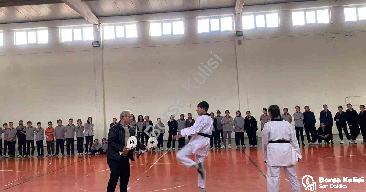 "Pazarlar İlçesi Spor Üssüne Dönüşüyor: Tekvandoda Büyük Hedef" başlıklı haber için fotorealistik, p